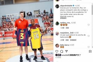 ⚽🤝🏀巴尔德社媒晒与前NBA球星加索尔合照，两人互换球衣